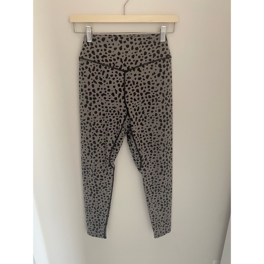 Balance Athletica‎ kingdom collection snow leopard legging M